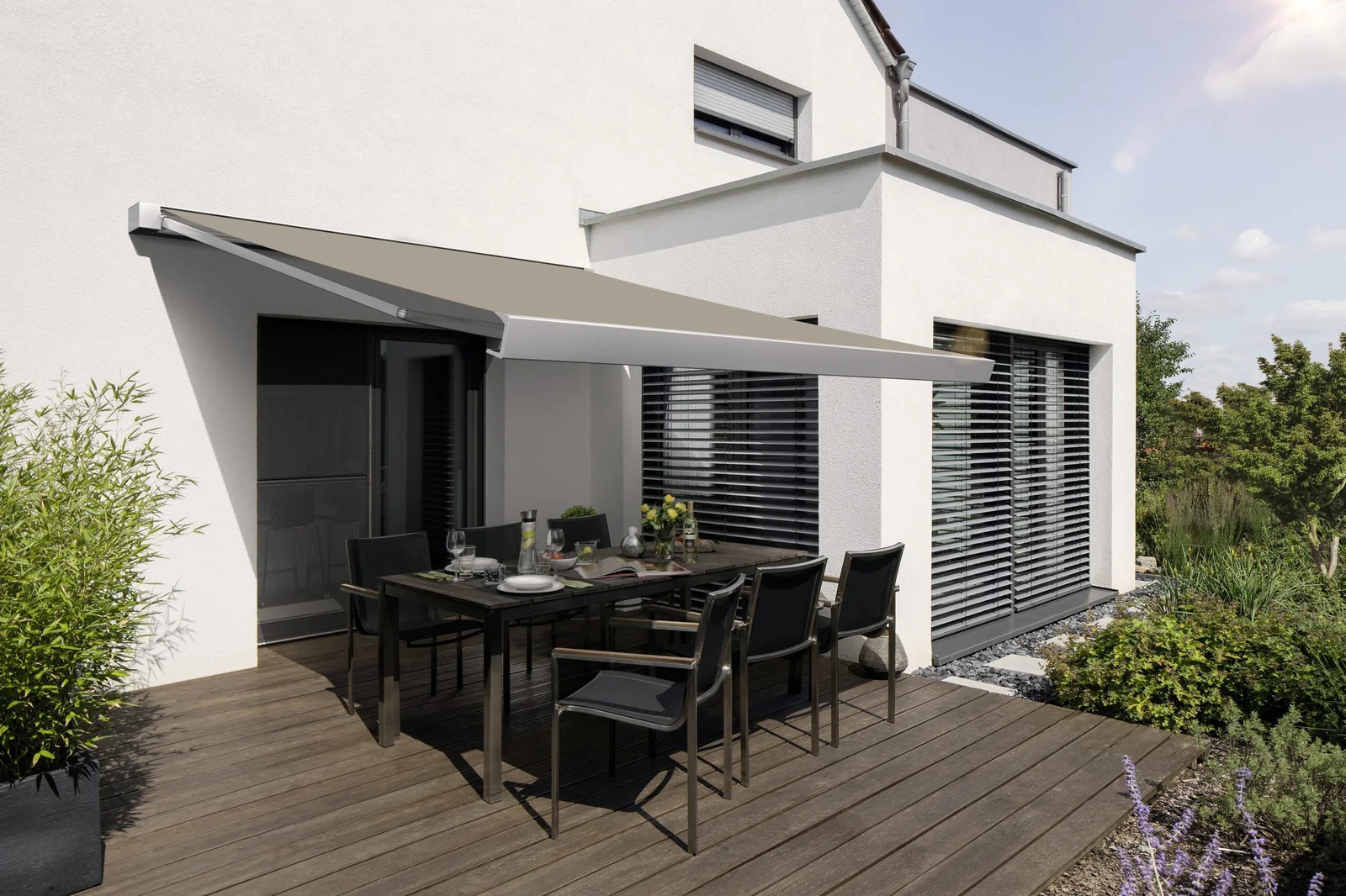 Kassettenmarkise Basic ausgefahren über Wiener Terrasse, geschlossene Aluminium-Kassette RolloMax