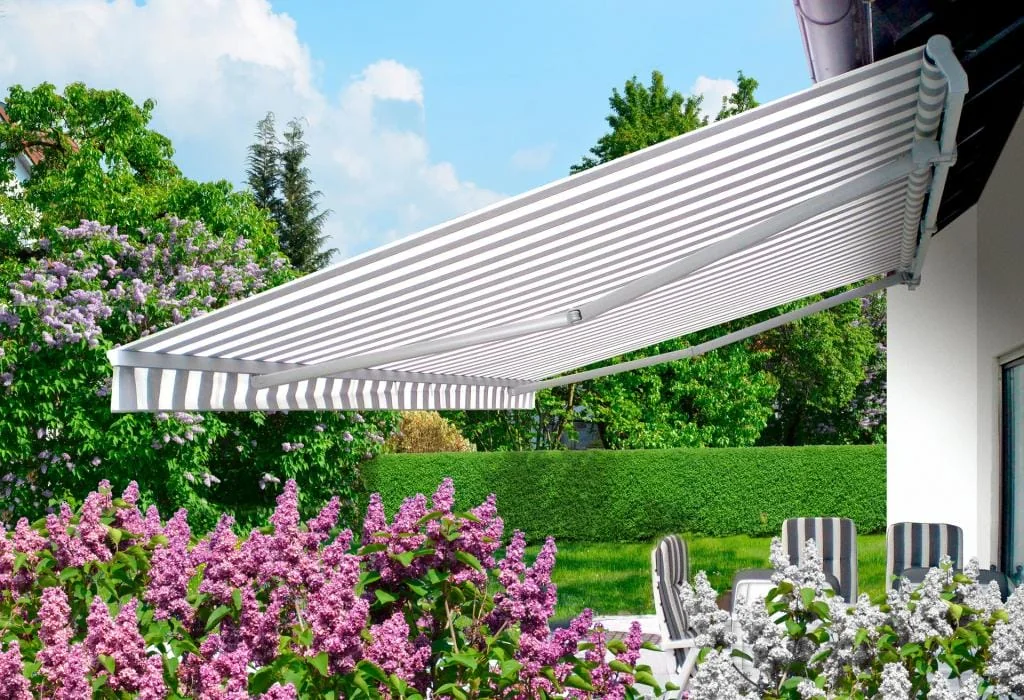 Kassettenmarkise Basic über Terrasse in Wien, klassisches Design RolloMax