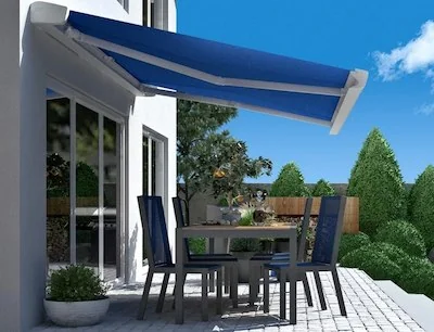 Gelenkarm-Markise Basic auf Terrasse - Sonnenschutz Wien RolloMax
