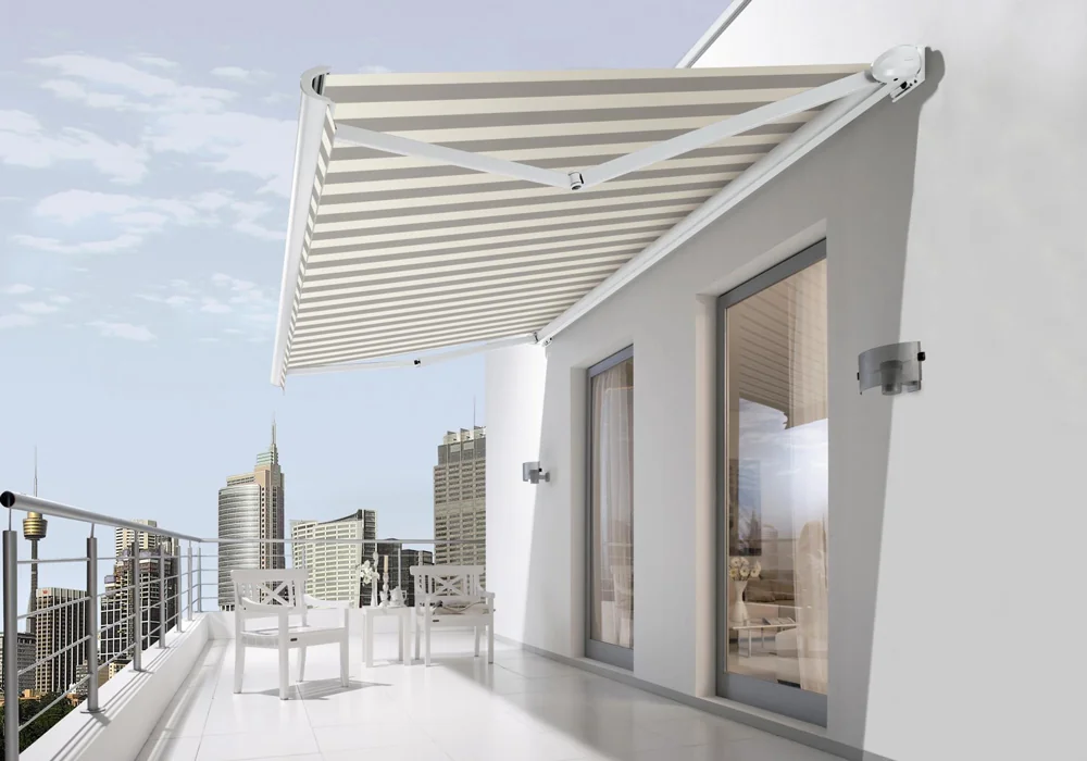 WAREMA K70 montiert an zeitgenössischer Hausfassade Wien, präzise integriert RolloMax