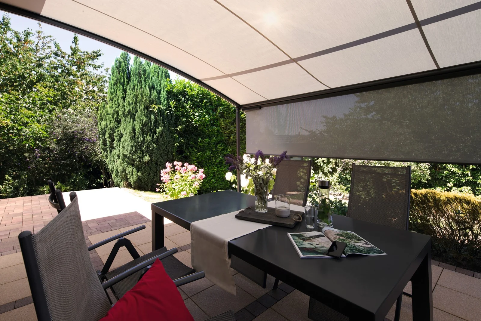 WAREMA Perea P40 Outdoor-Dining auf Gartenterrasse in Wien