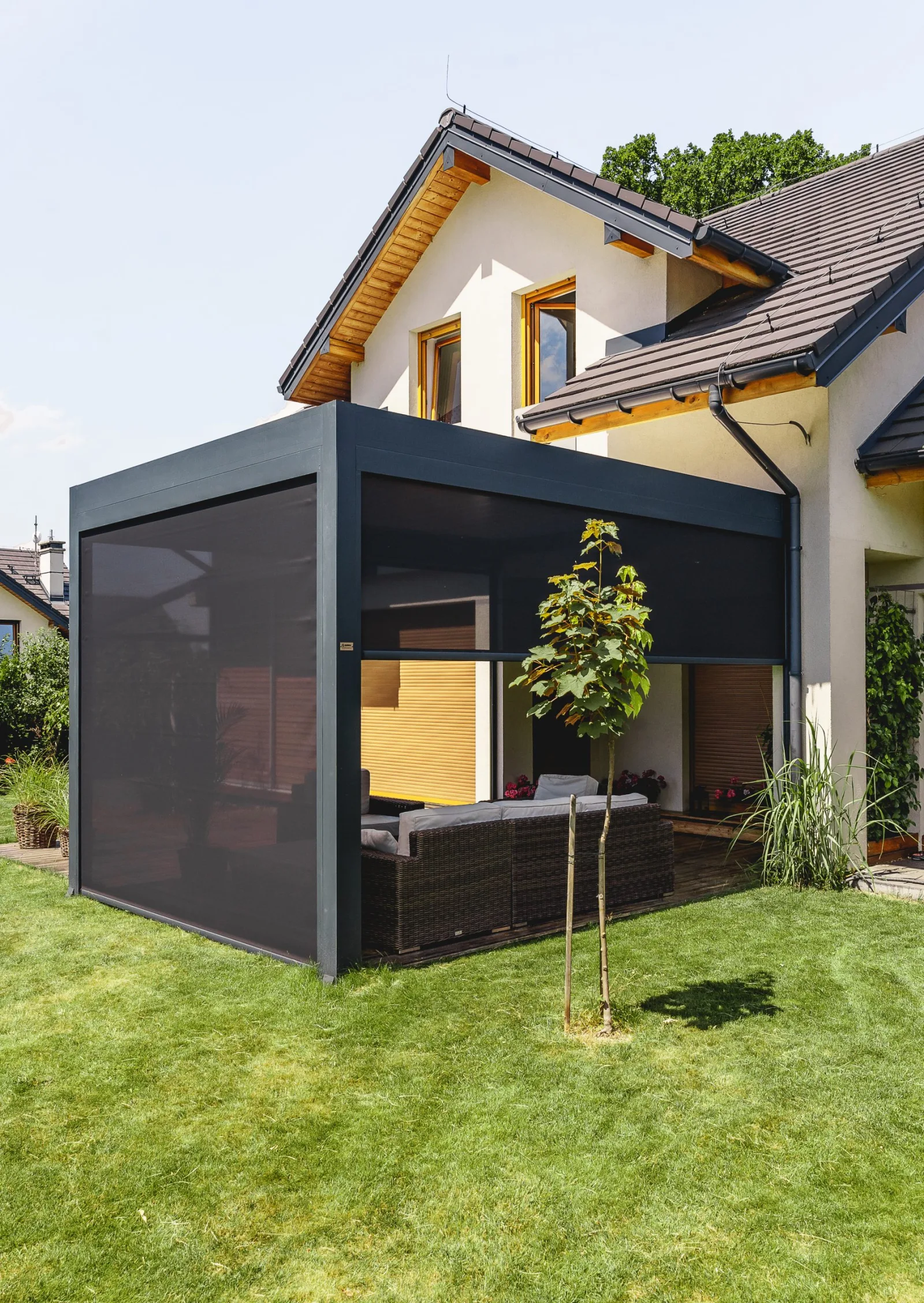 Poolbereich mit Pergola Wien - Sonnenschutz Terrasse RolloMax