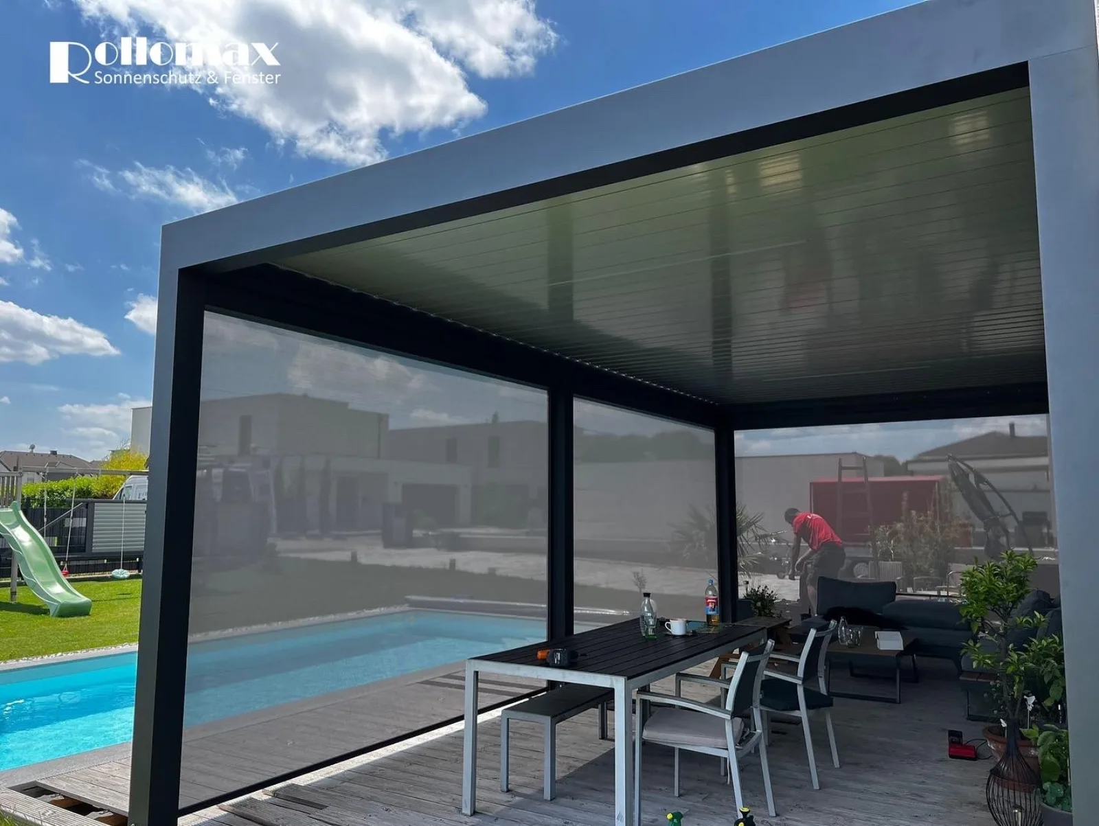 Premium Pergola-Montage von RolloMax Wien an einer Terrasse mit Pool, Beratung & fachgerechte Installation